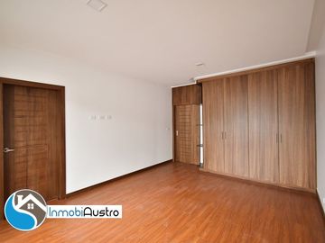 Challuabamba, Venta de Casa con Acabados de Lujo
