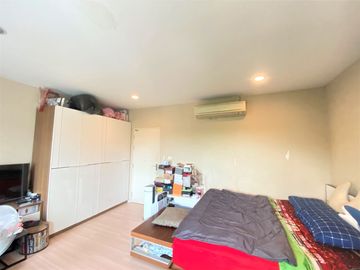 ขาย ทาวน์โฮม 3 ชั้น หมู่บ้าน บ้านกลางเมือง เกษตร-นวมินทร์ พื้นที่ 20 ตรว. 3 ห้องนอน 3 ห้องน้ำ หน้าบ้านตรงข้ามสวนสาธารณะ ไม่ชนกับบ้านอื่น พร้อมแอร์ครบท
