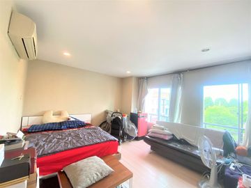 ขาย ทาวน์โฮม 3 ชั้น หมู่บ้าน บ้านกลางเมือง เกษตร-นวมินทร์ พื้นที่ 20 ตรว. 3 ห้องนอน 3 ห้องน้ำ หน้าบ้านตรงข้ามสวนสาธารณะ ไม่ชนกับบ้านอื่น พร้อมแอร์ครบท