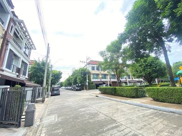 ขาย ทาวน์โฮม 3 ชั้น หมู่บ้าน บ้านกลางเมือง เกษตร-นวมินทร์ พื้นที่ 20 ตรว. 3 ห้องนอน 3 ห้องน้ำ หน้าบ้านตรงข้ามสวนสาธารณะ ไม่ชนกับบ้านอื่น พร้อมแอร์ครบท