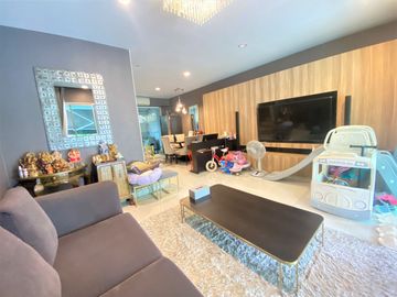 ขาย ทาวน์โฮม 3 ชั้น หมู่บ้าน บ้านกลางเมือง เกษตร-นวมินทร์ พื้นที่ 20 ตรว. 3 ห้องนอน 3 ห้องน้ำ หน้าบ้านตรงข้ามสวนสาธารณะ ไม่ชนกับบ้านอื่น พร้อมแอร์ครบท