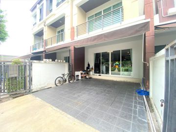 ขาย ทาวน์โฮม 3 ชั้น หมู่บ้าน บ้านกลางเมือง เกษตร-นวมินทร์ พื้นที่ 20 ตรว. 3 ห้องนอน 3 ห้องน้ำ หน้าบ้านตรงข้ามสวนสาธารณะ ไม่ชนกับบ้านอื่น พร้อมแอร์ครบท