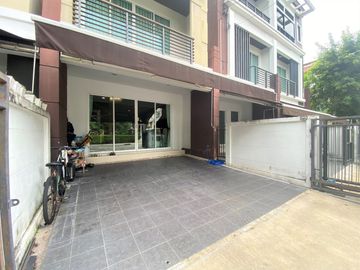 ขาย ทาวน์โฮม 3 ชั้น หมู่บ้าน บ้านกลางเมือง เกษตร-นวมินทร์ พื้นที่ 20 ตรว. 3 ห้องนอน 3 ห้องน้ำ หน้าบ้านตรงข้ามสวนสาธารณะ ไม่ชนกับบ้านอื่น พร้อมแอร์ครบท