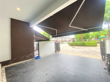 ขาย ทาวน์โฮม 3 ชั้น หมู่บ้าน บ้านกลางเมือง เกษตร-นวมินทร์ พื้นที่ 20 ตรว. 3 ห้องนอน 3 ห้องน้ำ หน้าบ้านตรงข้ามสวนสาธารณะ ไม่ชนกับบ้านอื่น พร้อมแอร์ครบท