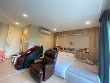 ขาย ทาวน์โฮม 3 ชั้น หมู่บ้าน บ้านกลางเมือง เกษตร-นวมินทร์ พื้นที่ 20 ตรว. 3 ห้องนอน 3 ห้องน้ำ หน้าบ้านตรงข้ามสวนสาธารณะ ไม่ชนกับบ้านอื่น พร้อมแอร์ครบท