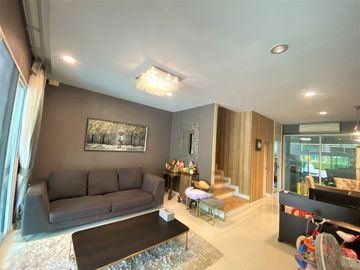 ขาย ทาวน์โฮม 3 ชั้น หมู่บ้าน บ้านกลางเมือง เกษตร-นวมินทร์ พื้นที่ 20 ตรว. 3 ห้องนอน 3 ห้องน้ำ หน้าบ้านตรงข้ามสวนสาธารณะ ไม่ชนกับบ้านอื่น พร้อมแอร์ครบท