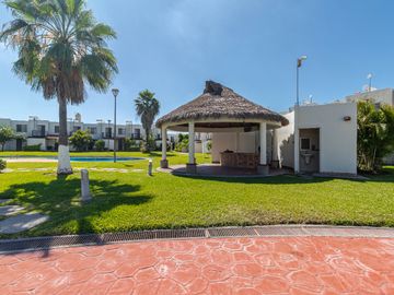 CASA EN VENTA EN XOCHITEPEC, A LA ALTURA DEL WTC DE MORELOS. ALBERCAS, 3 RECÁMARAS Y AMENIDADES.