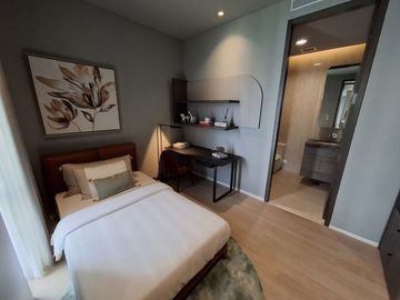 FOR SALE LUXURY APARTMENT Verde Two 31st Floor, 3 Bedroom Fully Furnished 230 sqm.