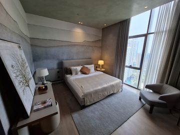 FOR SALE LUXURY APARTMENT Verde Two 31st Floor, 3 Bedroom Fully Furnished 230 sqm.