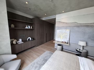 FOR SALE LUXURY APARTMENT Verde Two 31st Floor, 3 Bedroom Fully Furnished 230 sqm.