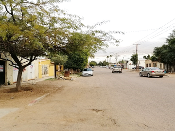 SE VENDE CASA CON UNA PEQUEÑA BODEGA