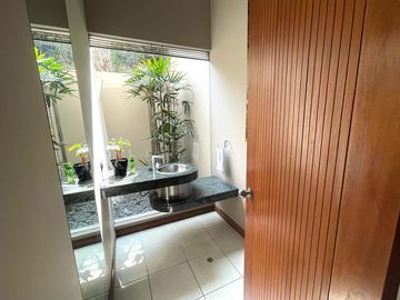 Venta de magnífica casa en La Planicie Primera Etapa - 4 dorms, 3 salas de estar, jardín, piscina, cava, sótano multi-usos