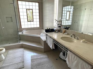 Venta de magnífica casa en La Planicie Primera Etapa - 4 dorms, 3 salas de estar, jardín, piscina, cava, sótano multi-usos