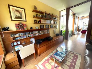 Venta de magnífica casa en La Planicie Primera Etapa - 4 dorms, 3 salas de estar, jardín, piscina, cava, sótano multi-usos