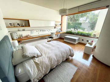 Venta de magnífica casa en La Planicie Primera Etapa - 4 dorms, 3 salas de estar, jardín, piscina, cava, sótano multi-usos