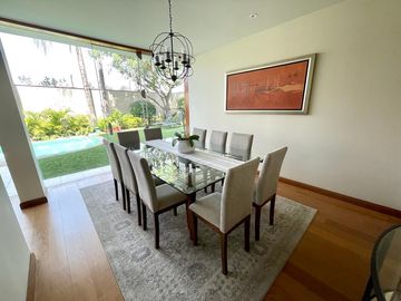 Venta de magnífica casa en La Planicie Primera Etapa - 4 dorms, 3 salas de estar, jardín, piscina, cava, sótano multi-usos