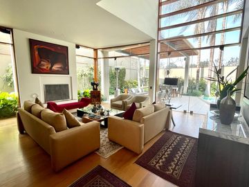 Venta de magnífica casa en La Planicie Primera Etapa - 4 dorms, 3 salas de estar, jardín, piscina, cava, sótano multi-usos