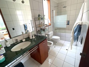 Venta de magnífica casa en La Planicie Primera Etapa - 4 dorms, 3 salas de estar, jardín, piscina, cava, sótano multi-usos
