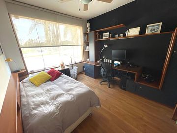 Venta de magnífica casa en La Planicie Primera Etapa - 4 dorms, 3 salas de estar, jardín, piscina, cava, sótano multi-usos