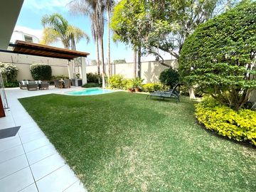 Venta de magnífica casa en La Planicie Primera Etapa - 4 dorms, 3 salas de estar, jardín, piscina, cava, sótano multi-usos