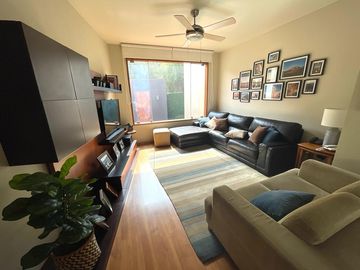 Venta de magnífica casa en La Planicie Primera Etapa - 4 dorms, 3 salas de estar, jardín, piscina, cava, sótano multi-usos