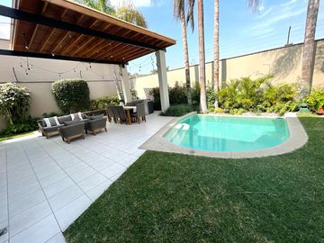 Venta de magnífica casa en La Planicie Primera Etapa - 4 dorms, 3 salas de estar, jardín, piscina, cava, sótano multi-usos