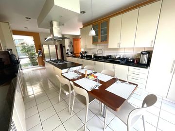 Venta de magnífica casa en La Planicie Primera Etapa - 4 dorms, 3 salas de estar, jardín, piscina, cava, sótano multi-usos