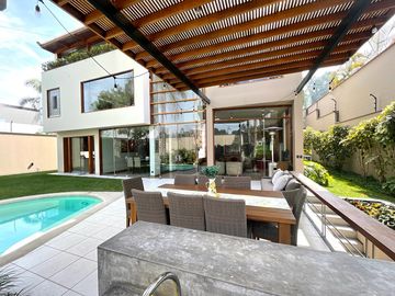 Venta de magnífica casa en La Planicie Primera Etapa - 4 dorms, 3 salas de estar, jardín, piscina, cava, sótano multi-usos