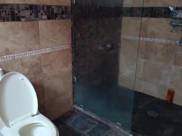 CASA EN VENTA EN LOMA ALTA MUY CERCA DE SIERRA LEONA Y AV SALVADOR NAVA, MONTES CARPATOS