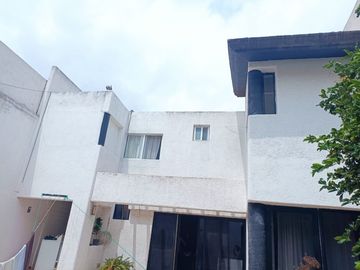 CASA EN VENTA EN LOMA ALTA MUY CERCA DE SIERRA LEONA Y AV SALVADOR NAVA, MONTES CARPATOS