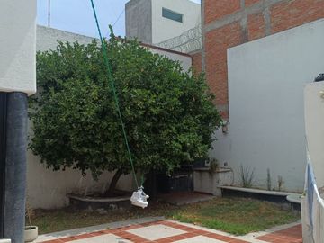 CASA EN VENTA EN LOMA ALTA MUY CERCA DE SIERRA LEONA Y AV SALVADOR NAVA, MONTES CARPATOS