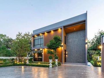 Modern house style, 4 bedrooms, with private swimming pool,nice garden. Very wide area, 300 square wah, good location near Mae Jo fresh market, Mae Jo