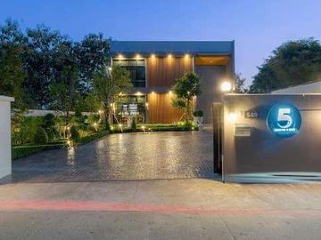Modern house style, 4 bedrooms, with private swimming pool,nice garden. Very wide area, 300 square wah, good location near Mae Jo fresh market, Mae Jo