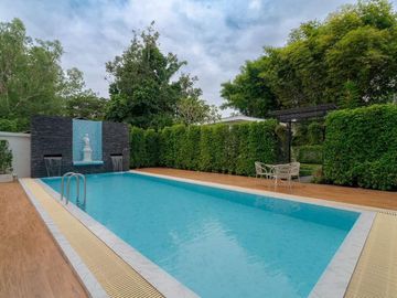Modern house style, 4 bedrooms, with private swimming pool,nice garden. Very wide area, 300 square wah, good location near Mae Jo fresh market, Mae Jo