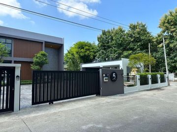Modern house style, 4 bedrooms, with private swimming pool,nice garden. Very wide area, 300 square wah, good location near Mae Jo fresh market, Mae Jo