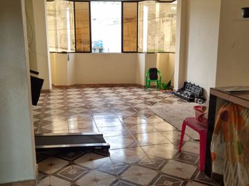 Vendo casa en la Calle César Augusto Villacrés y Abraham Calazacón