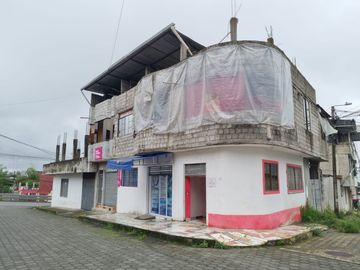 Vendo casa en la Calle César Augusto Villacrés y Abraham Calazacón