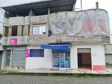 Vendo casa en la Calle César Augusto Villacrés y Abraham Calazacón