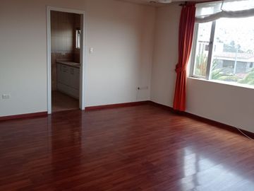Triplex de venta amplio e iluminado departamento 4d, El Condado, seguridad