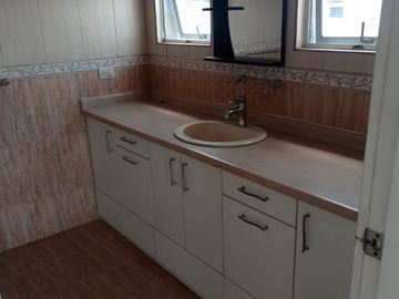 Triplex de venta amplio e iluminado departamento 4d, El Condado, seguridad