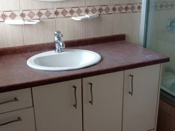 Triplex de venta amplio e iluminado departamento 4d, El Condado, seguridad