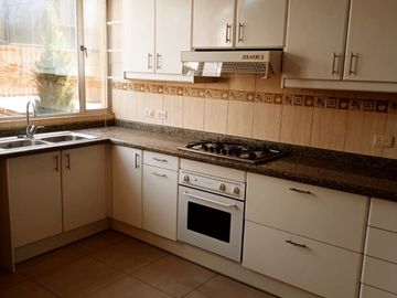 Triplex de venta amplio e iluminado departamento 4d, El Condado, seguridad
