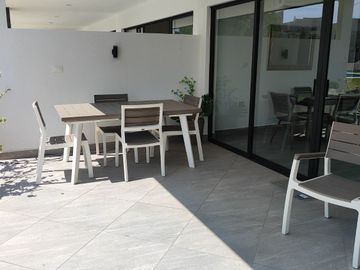 Venta de casa estilo contemporaneo en Aiyana, fraccionamiento Santa Fe en Xochitepec, Mor.