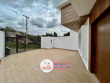 Casa moderna con amplia área verde, Sector Río Amarillo C802