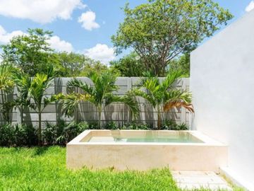 Casa con jardín, alberca privada, terraza y Cuarto de servicio, Zona Norte, Merida.