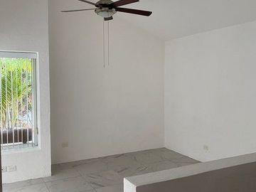 RENTA DE CASA SIN MUEBLES, UNA PLANTA