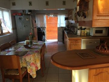 SE VENDE O ARRIENDA CASA CON TERRENO DE 60.000 M2,PLANO PISCINA POZO CASA PPAL DE DOS PISOS AVALUO FISCAL UF.14.450 VENTA UF 11.000  DORM.6  ARRIENDO $3.200.000
