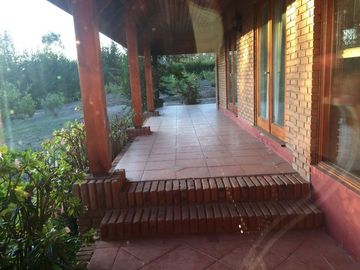 SE VENDE O ARRIENDA CASA CON TERRENO DE 60.000 M2,PLANO PISCINA POZO CASA PPAL DE DOS PISOS AVALUO FISCAL UF.14.450 VENTA UF 11.000  DORM.6  ARRIENDO $3.200.000