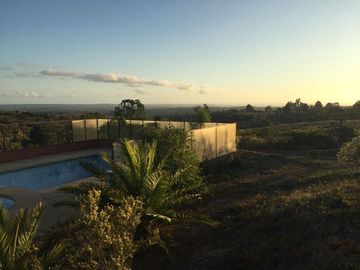 SE VENDE O ARRIENDA CASA CON TERRENO DE 60.000 M2,PLANO PISCINA POZO CASA PPAL DE DOS PISOS AVALUO FISCAL UF.14.450 VENTA UF 11.000  DORM.6  ARRIENDO $3.200.000