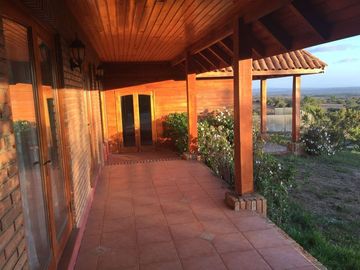 SE VENDE O ARRIENDA CASA CON TERRENO DE 60.000 M2,PLANO PISCINA POZO CASA PPAL DE DOS PISOS AVALUO FISCAL UF.14.450 VENTA UF 11.000  DORM.6  ARRIENDO $3.200.000